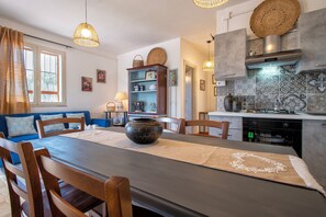 Fridge, oven, stovetop, coffee/tea maker - Country House 'La Valle degli Ulivi' with Mountain View, Wi-Fi and Air Conditioning (Sorso)