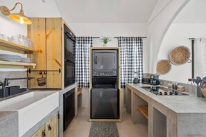 Réfrigérateur, micro-ondes, plaque de cuisson, lave-vaisselle