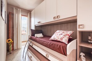 2 slaapkamers, een strijkplank/strijkijzer, gratis wifi, beddengoed