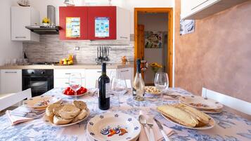 Kylskåp, spishäll och grytor/köksredskap