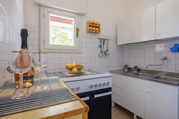 Kühlschrank, Ofen, Herdplatte, Wasserkocher mit Kaffee-/Teezubehör