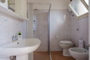 Shower, hair dryer, towels - Villa 'Maestrale Torre Lapillo' with Private Terrace, Wi-Fi and Air Conditioning (Porto Cesareo)