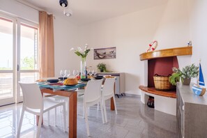 Dining - Villa 'Perla Marina Luxury' with Sea View, Wi-Fi and Air Conditioning (TOTTE LAPILLO)