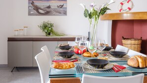 A dining table set with plates, bowls, glasses, and a loaf of bread. - Villa 'Perla Marina Luxury' with Sea View, Wi-Fi and Air Conditioning (TOTTE LAPILLO)