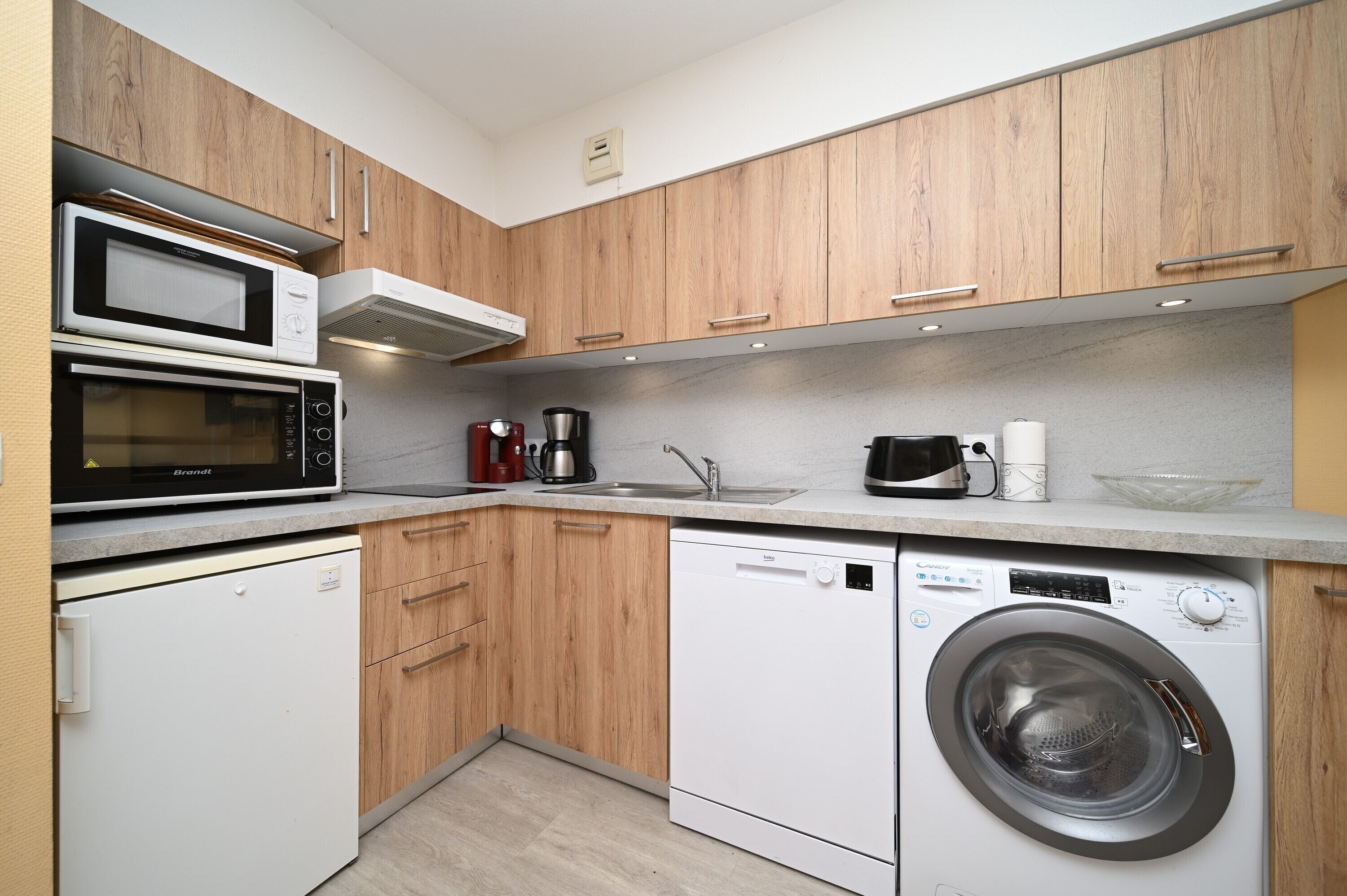 Réfrigérateur, four à micro-ondes, un four, surface de cuisson