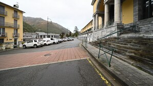 A street with parked cars, a building with columns, and a mountain in the background. - Central Cauterets, Private Parking, Walk to Thermal Baths & Ski Lifts (Cauterets)