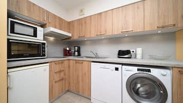 Een koelkast, een microgolfoven, een oven, een kookplaat