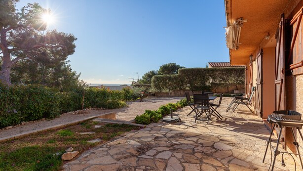 A stone patio with outdoor furniture, a grill, and a view of the sea. - Studio Apartment 'Ukika' with Sea View, Wi-Fi and Air Conditioning (cassis)