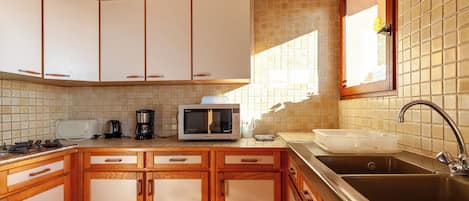 冷蔵庫、電子レンジ、オーブン、コンロ