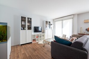 Living area - Spacious Flat Near JO Facilities (Clichy)