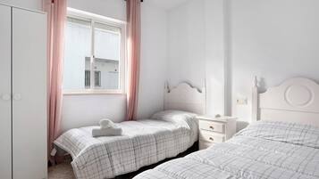 2 Schlafzimmer, Bügeleisen/Bügelbrett, Bettwäsche