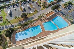 Una piscina al aire libre, una piscina climatizada