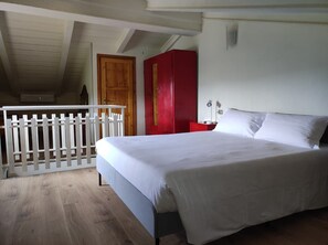 6 bedrooms, iron/ironing board, free WiFi, bed sheets