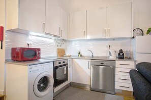 Geladeira, micro-ondas, fogão, cooktop
