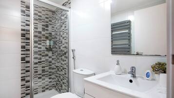 Ducha, secador de pelo, toallas