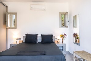 2 bedrooms, iron/ironing board, free WiFi, bed sheets - Vacation Home "Black Tower Villa" with Sea View, 2 Private Terraces & Wi-Fi (Apollonia)