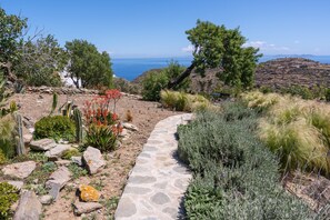 Property grounds - Vacation Home "Black Tower Villa" with Sea View, 2 Private Terraces & Wi-Fi (Apollonia)