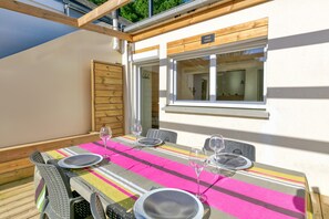 Outdoor dining - Apartment 'La Dune De Sable Pointe Du Bec' with Private Terrace and Wi-Fi (Pornichet)