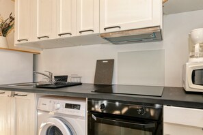 Fridge, microwave, stovetop, coffee/tea maker - Apartment 'La Dune De Sable Pointe Du Bec' with Private Terrace and Wi-Fi (Pornichet)