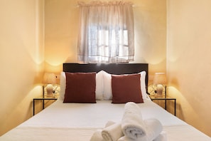 2 quartos, ferros/tábuas de passar roupa, roupa de cama