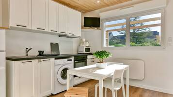 Een koelkast, een microgolfoven, een kookplaat