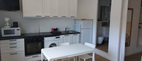 Een koelkast, een magnetron, een kookplaat