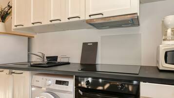 Réfrigérateur, micro-ondes, plaque de cuisson, cafetière/bouilloire