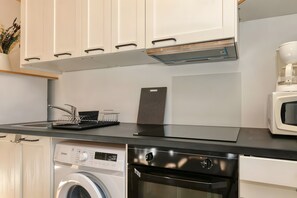 Een koelkast, een microgolfoven, een kookplaat