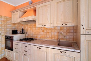 Een koelkast, een oven, een kookplaat, een vaatwasser