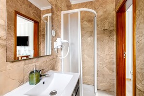 Douche, sèche-cheveux, serviettes fournies