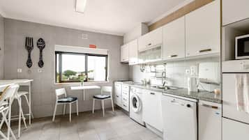 Køleskab, mikrobølgeovn, ovn, kogeplade