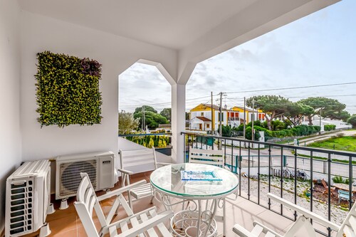 Villa 'Sublime Sun and Van, By Meco Stays' mit Balkon und WLAN