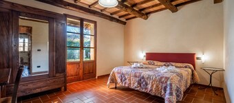 Farmhouse "Pianperugino" with Shared Pool, Private Garden & Wi-Fi