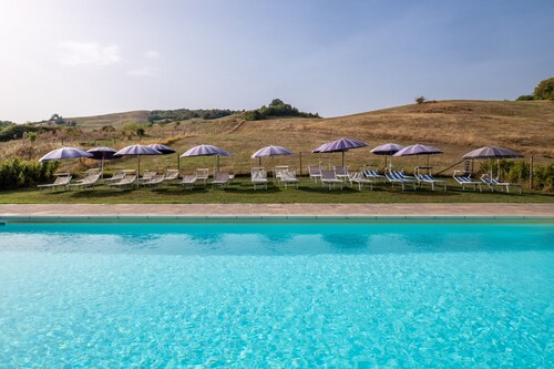 Ferme "Pianperugino" avec piscine partagée, jardin privé et Wi-Fi