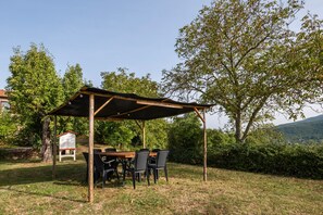 Outdoor dining - Farmhouse 'Edera' with Shared Pool, Shared Garden and Wi-Fi (Arcidosso)