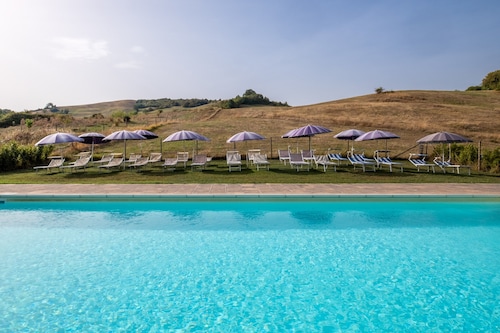 Farmhouse 'Edera' with Shared Pool, Shared Garden and Wi-Fi