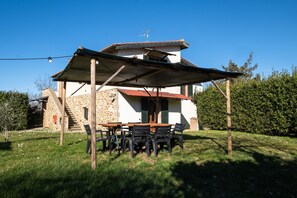 Outdoor dining - Farmhouse 'Edera' with Shared Pool, Shared Garden and Wi-Fi (Arcidosso)
