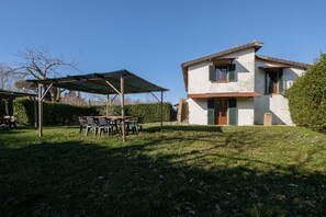 Outdoor dining - Farmhouse 'Edera' with Shared Pool, Shared Garden and Wi-Fi (Arcidosso)