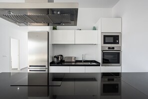 Jääkaappi, mikroaaltouuni, uuni, liesi