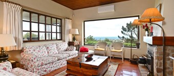 Holiday Home 'Casa Do Moinho' with Sea View, Wi-Fi and Air Conditioning
