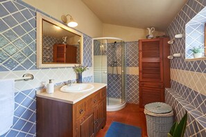 Shower, hair dryer, towels - Holiday Home 'Casa Do Moinho' with Sea View, Wi-Fi and Air Conditioning (Colares)