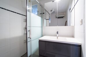 Dusche, kostenlose Toilettenartikel, Haartrockner