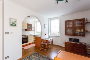 Fridge, oven, stovetop, coffee/tea maker - Apartment 'More A Due Passi Dal Lago' with Mountain View and Balcony (Pergine Valsugana)