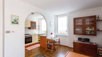 Fridge, oven, stovetop, coffee/tea maker