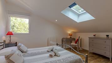 3 slaapkamers, een strijkplank/strijkijzer, gratis wifi, beddengoed