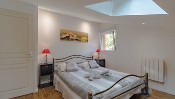 3 bedrooms, iron/ironing board, free WiFi, bed sheets