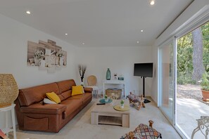 TV - The Villa du Mas des Chênes with pool: the art of living in Périgord (Pomport)