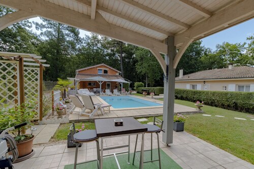 The Villa du Mas des Chênes with pool: the art of living in Périgord