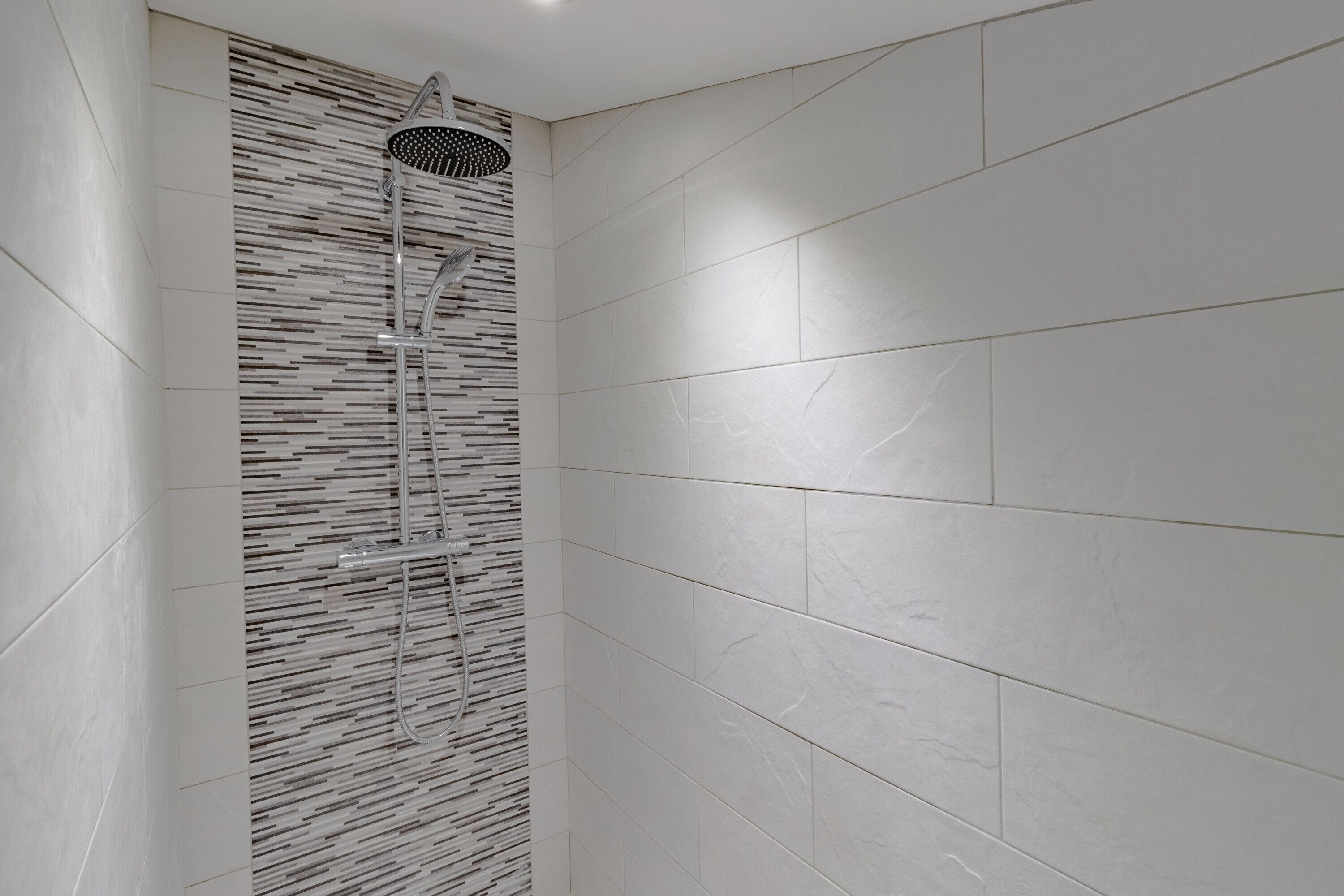 Douche, sèche-cheveux, serviettes fournies