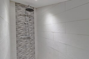 Shower, hair dryer, towels - The Villa du Mas des Chênes with pool: the art of living in Périgord (Pomport)